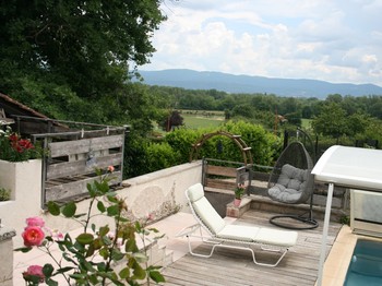 Vue sur les montagnes du Bugey depuis la piscine.
