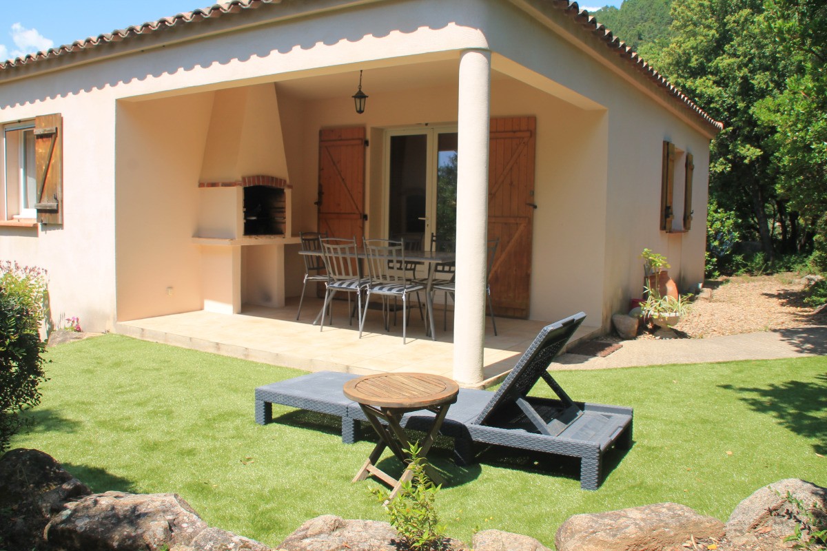 Espace détente devant la terrasse