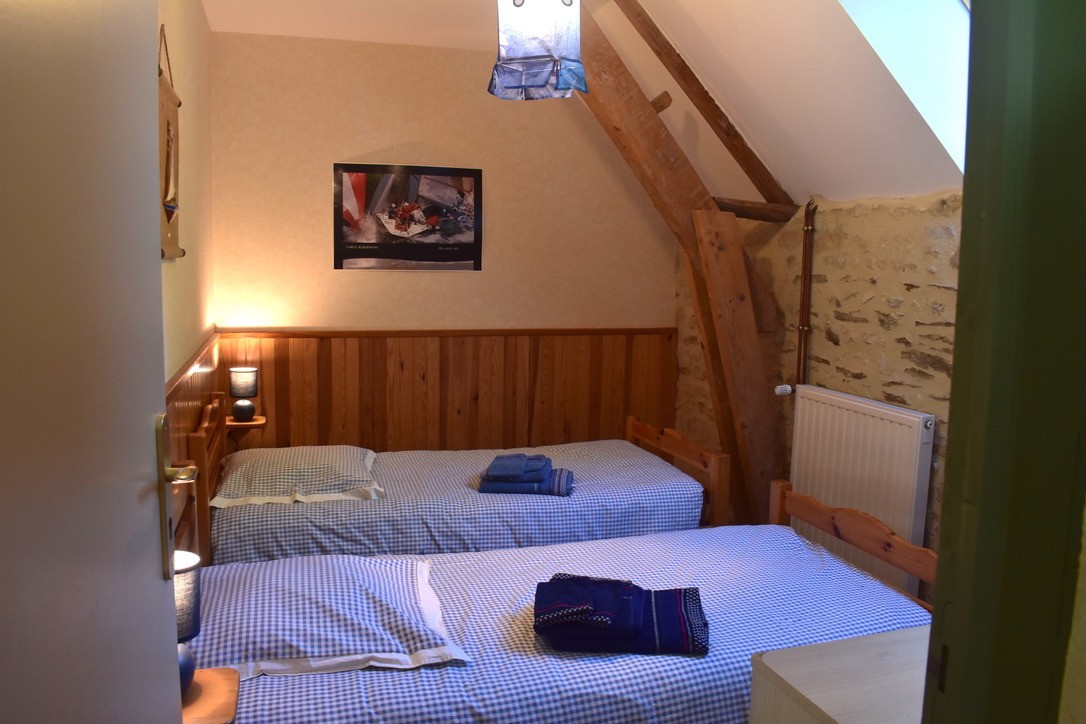Chambre bleue 
2 lits 90 pouvant être collés pour faire un lit king size