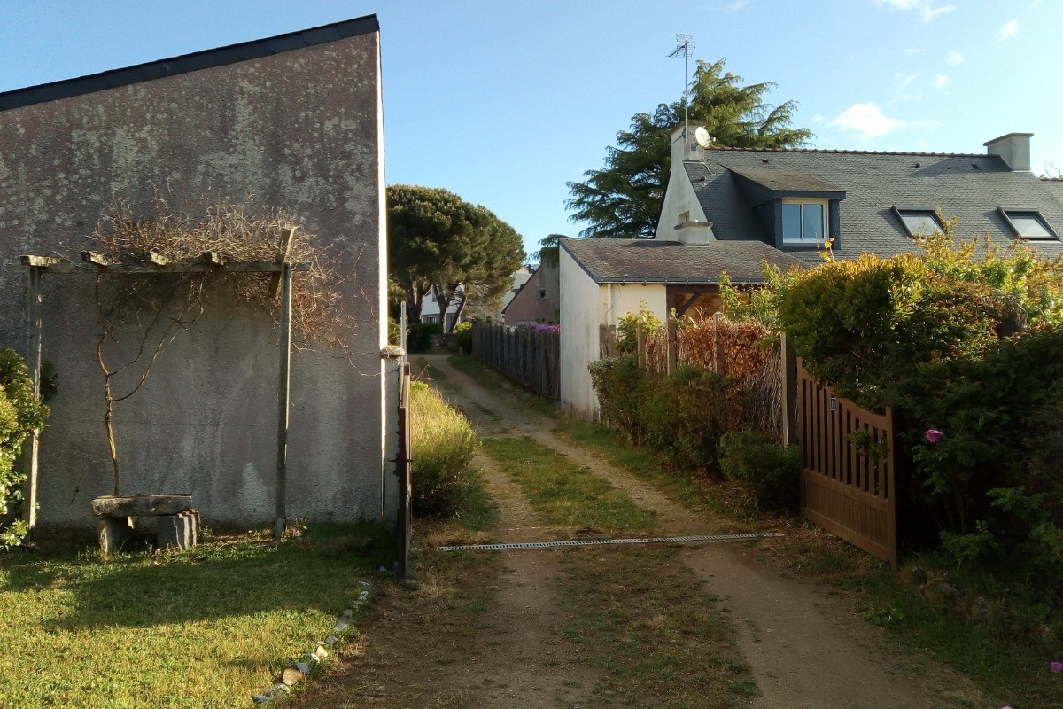 Accès à la maison par une allée privative