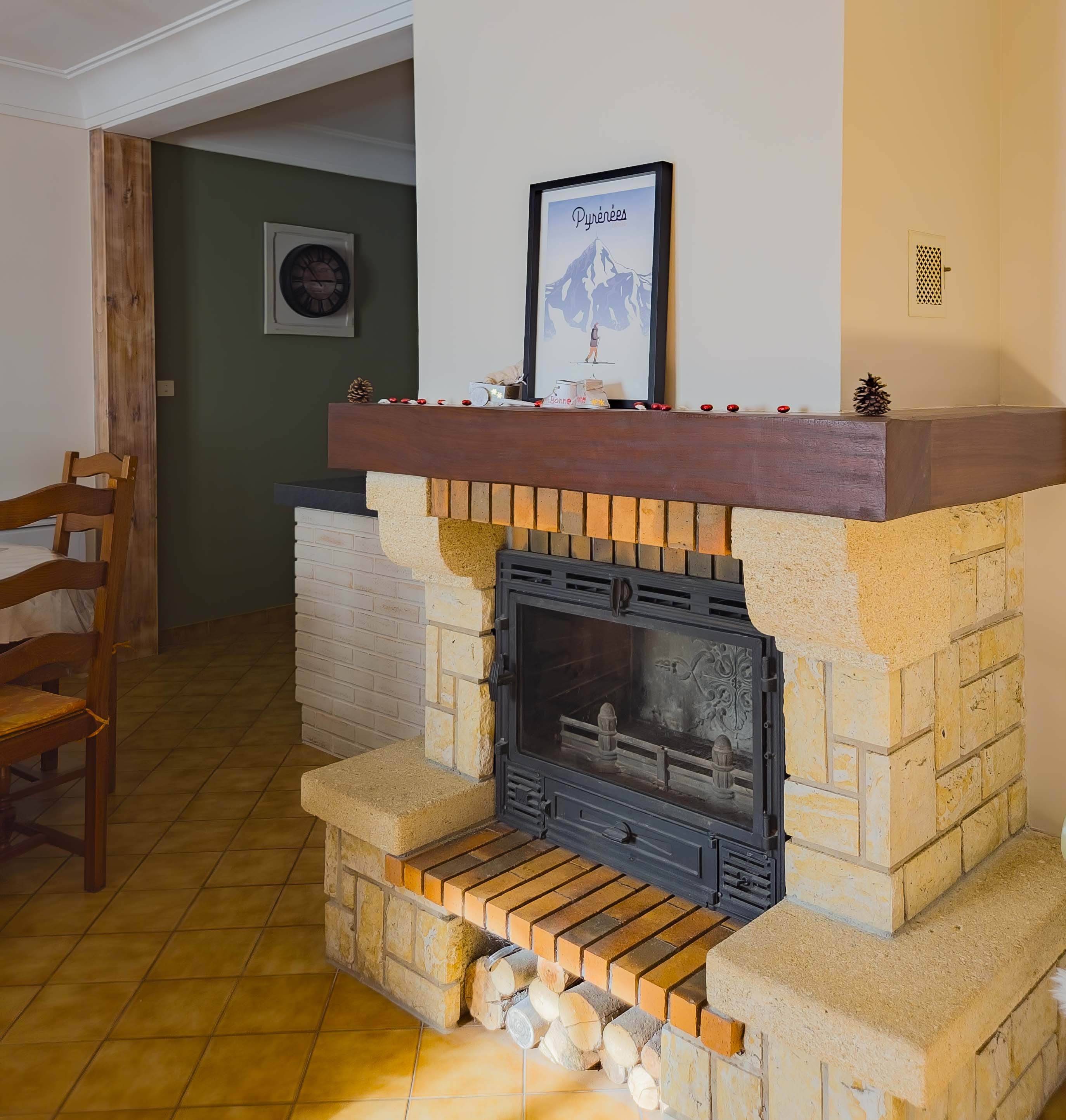 Cheminée proposée avec un forfait bois en supplément du tarif à la semaine : ambiance chaleureuse assurée