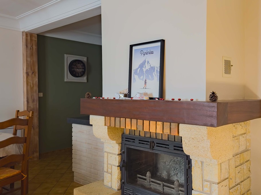 Fireplace available with a wood package in addition to the weekly rate: a cosy atmosphere guaranteed.
