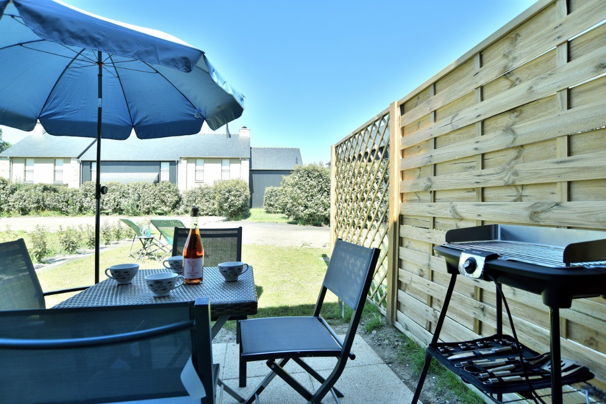 Jardin privé de 70m² accessible depuis le séjour. Terrasse, salon de jardin, parasol, transats et grill électrique.