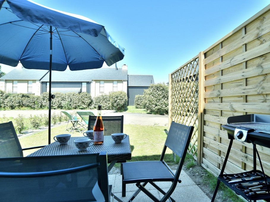 Jardin privé de 70m² accessible depuis le séjour. Terrasse, salon de jardin, parasol, transats et grill électrique.