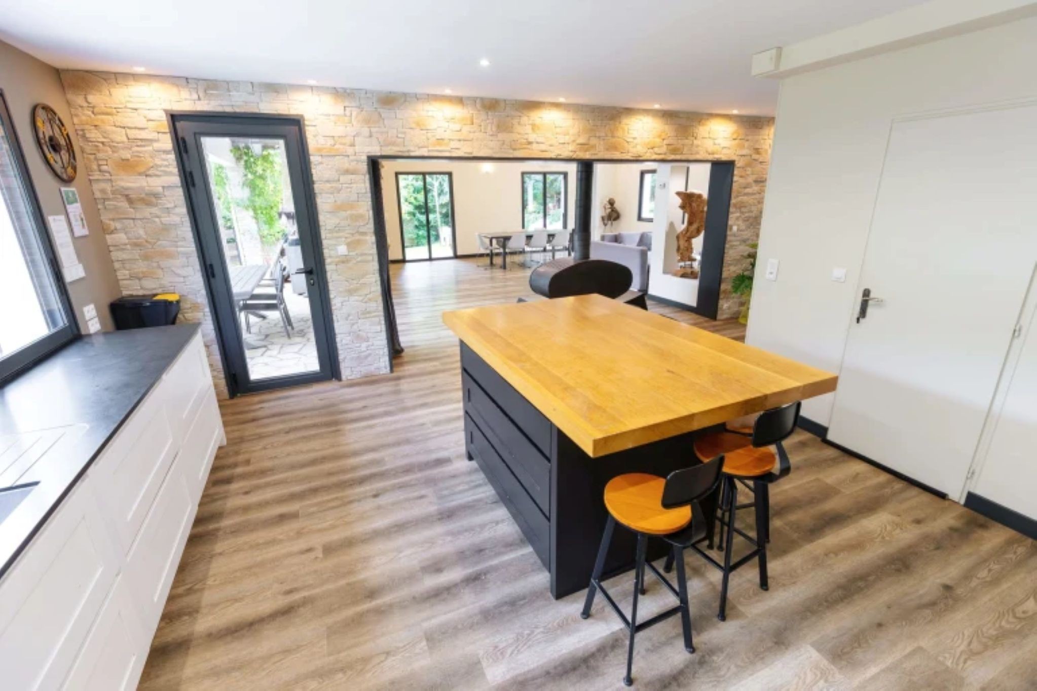La cuisine de La Villa avec salon et séjour