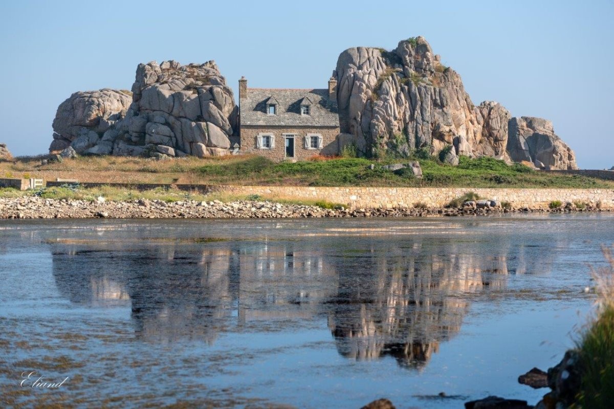 maison entre les rochers prés du gouffre de Plougrescant