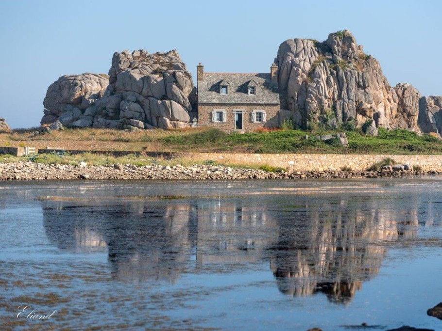 maison entre les rochers prés du gouffre de Plougrescant