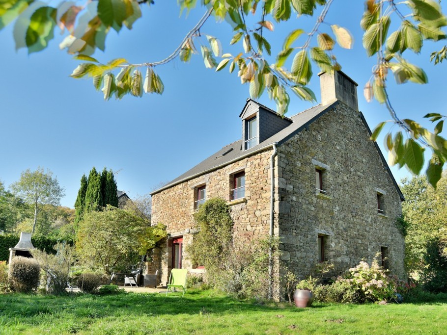 Côté Jardin de la maison : grands espaces plein soleil et espaces ombragés, sous le cerisier