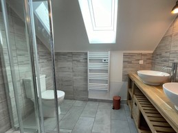 Salle d'eau, vasques posées sur meuble en chêne.