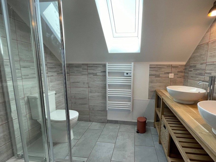 Salle d'eau, vasques posées sur meuble en chêne.