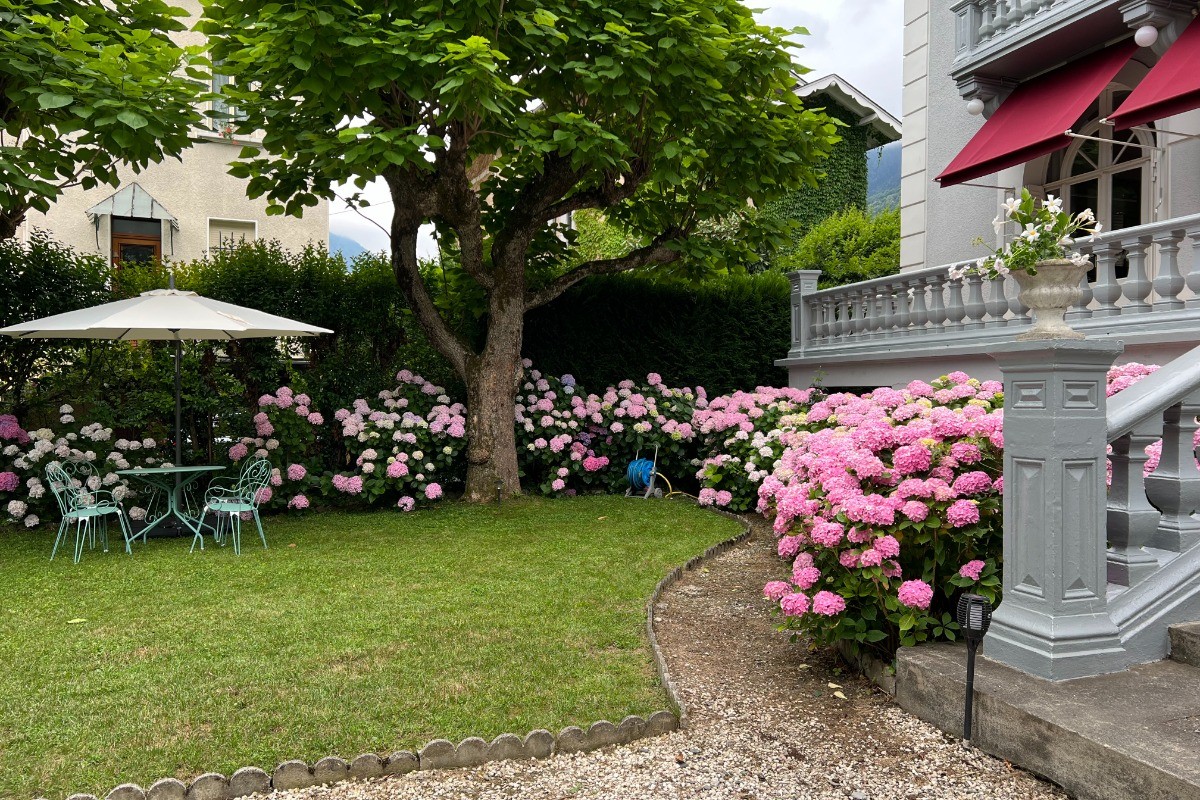 Profitez de ce magnifique jardin fleuri