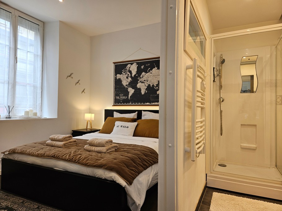 Chambre avec un lit queen size (160 x 200 cm). Salle d'eau avec WC attenants.