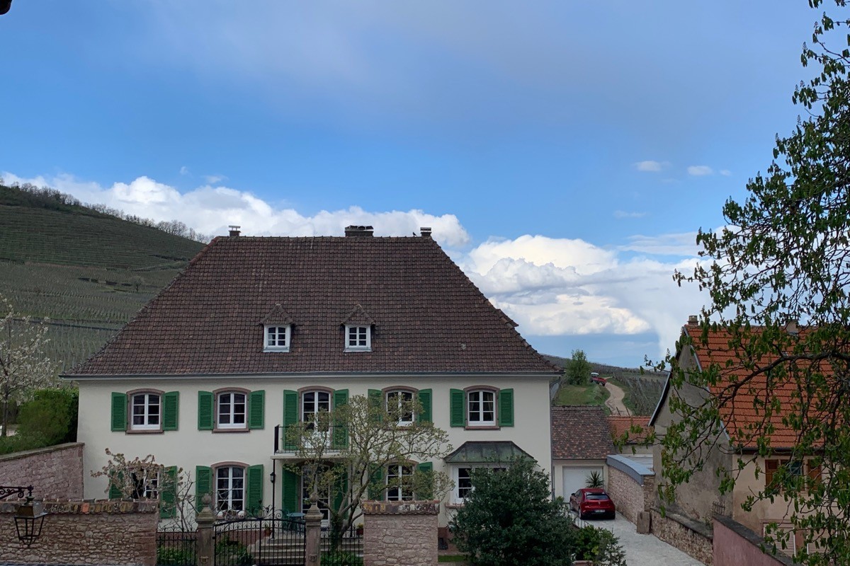 Façade de la maison avec emplacement véhicule