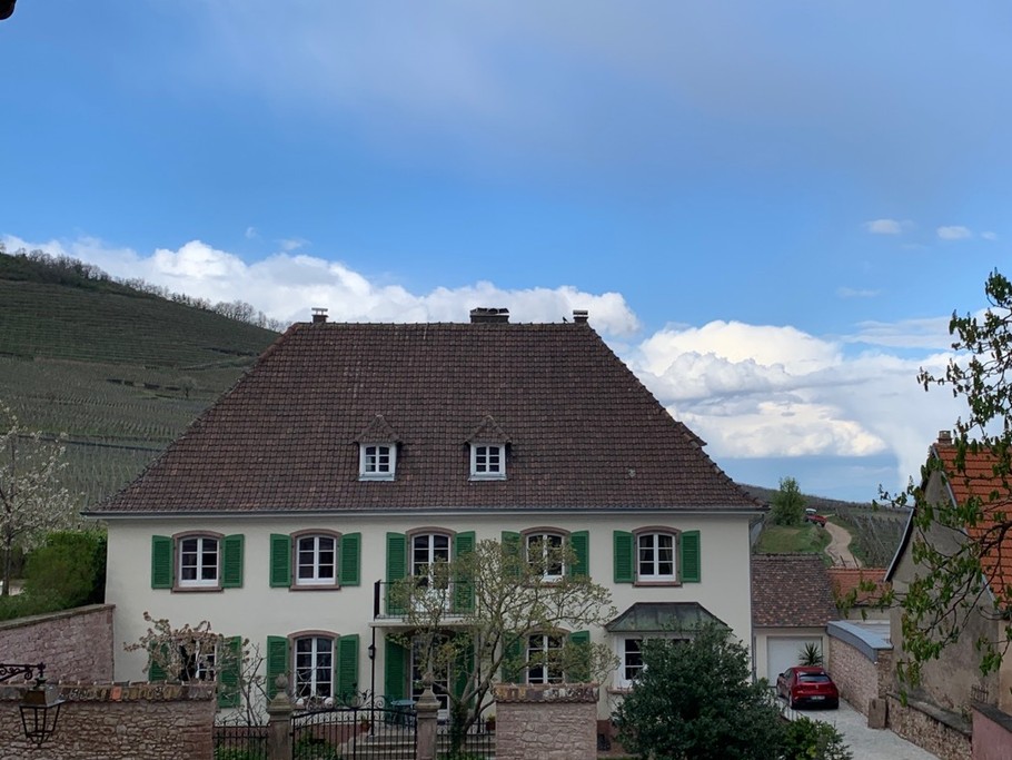 Façade de la maison avec emplacement véhicule