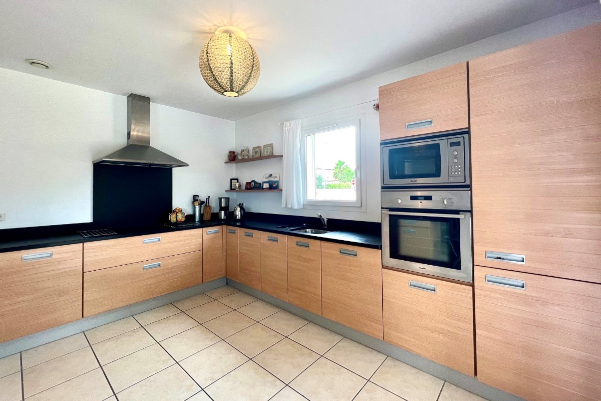 Cuisine ouverte sur le salon – Location de vacances Hérault.