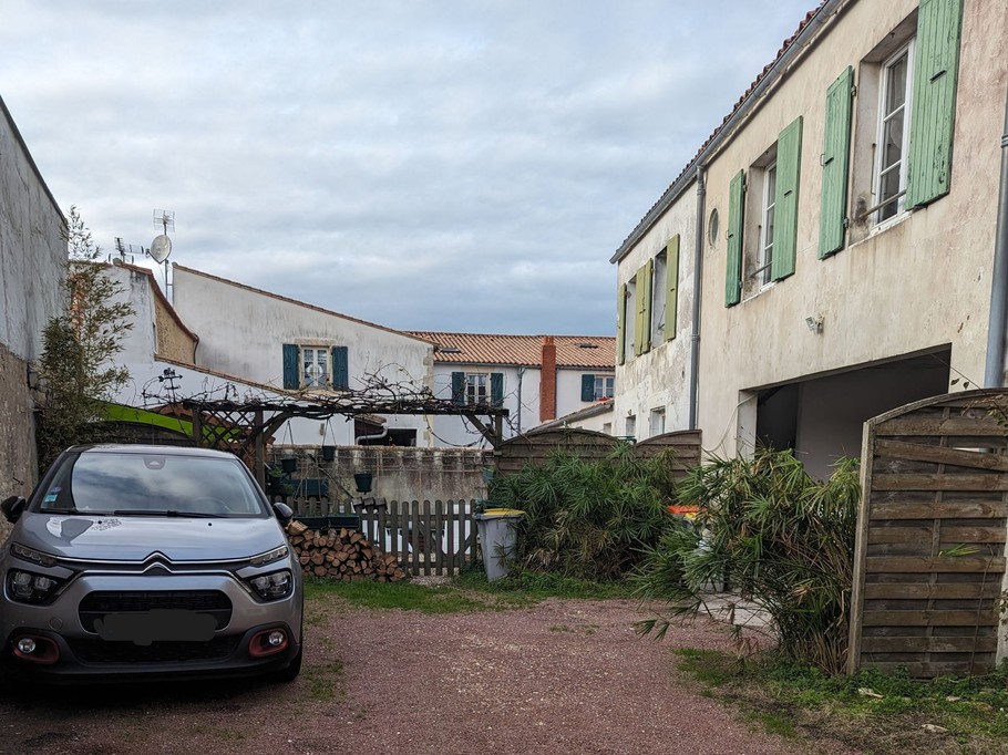 Allée privée devant les locations où garer votre véhicule