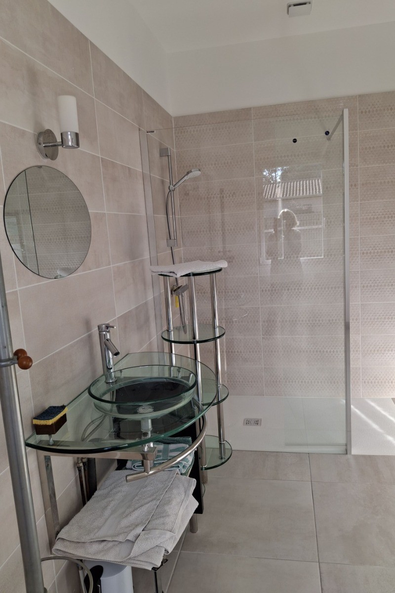 Vaste Salle d'eau avec grande douche à l'italienne dans la maison CUJI Arvert