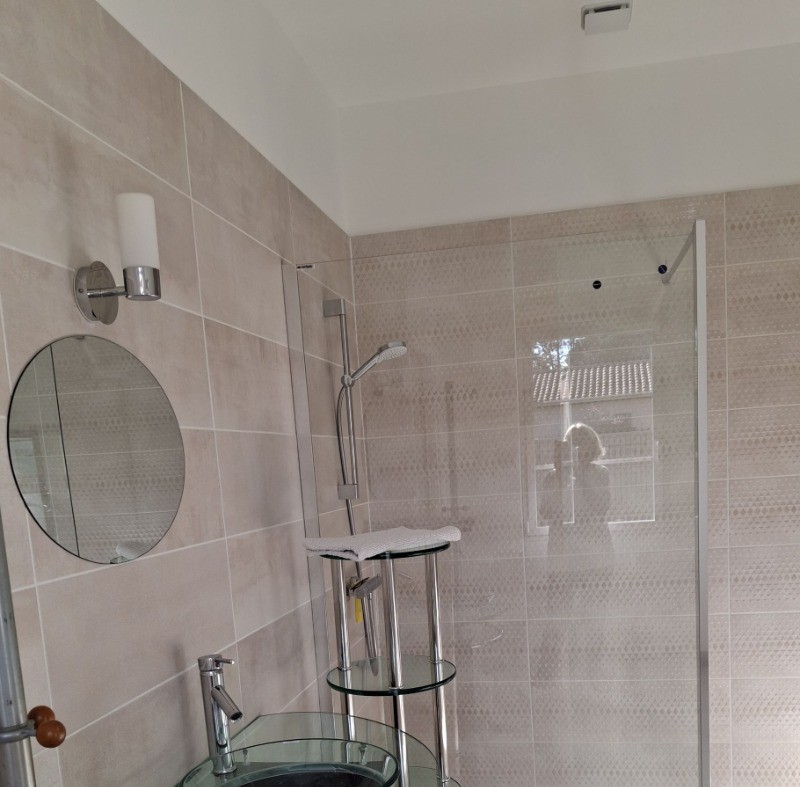 Vaste Salle d'eau avec grande douche à l'italienne dans la maison CUJI Arvert