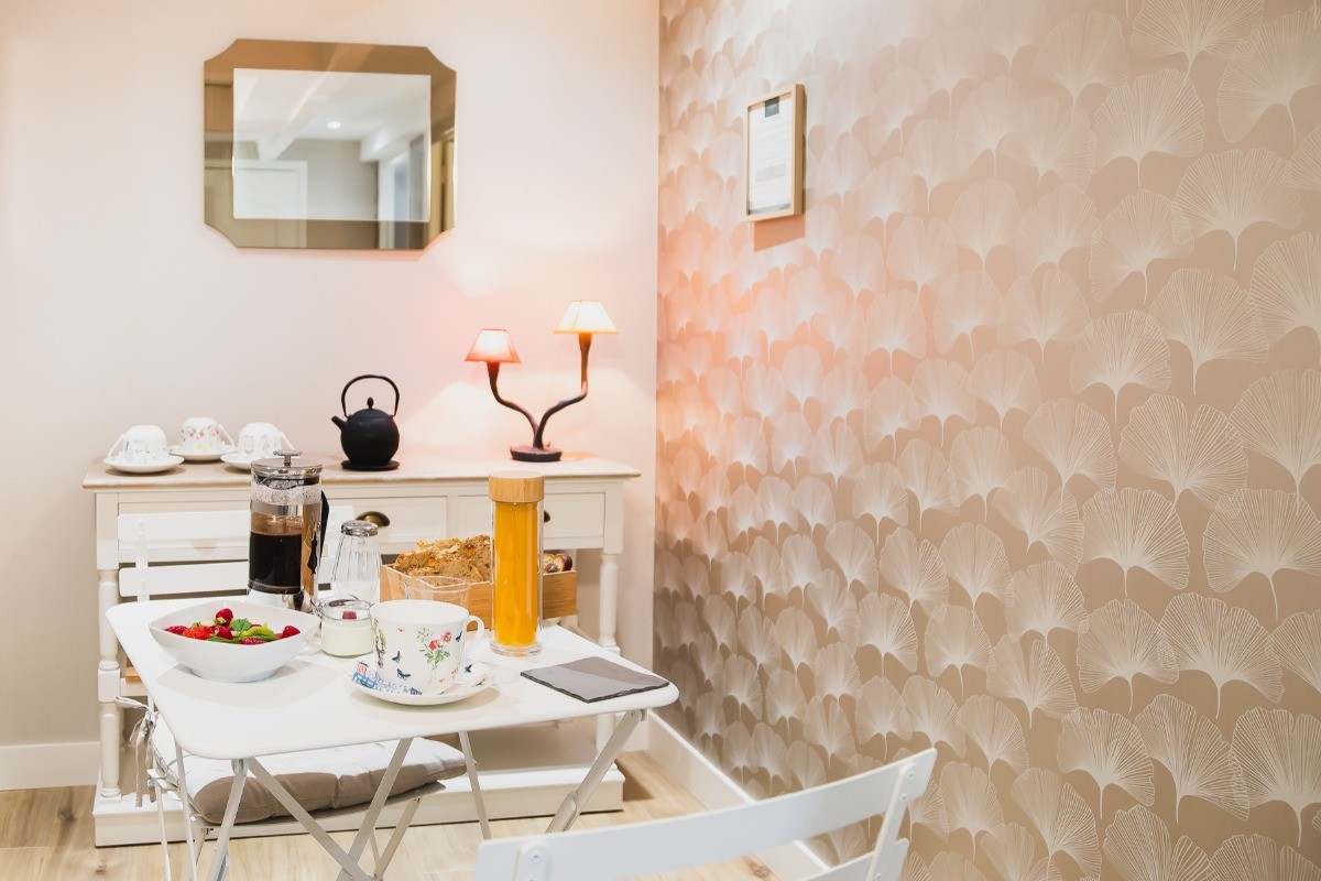 Salle de petit-déjeuner attenante à la chambre et tisanerie à votre disposition pendant votre séjour.