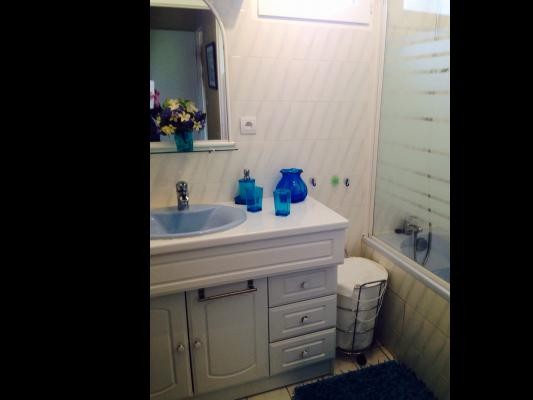 Salle de bain comprenant baignoire et douche