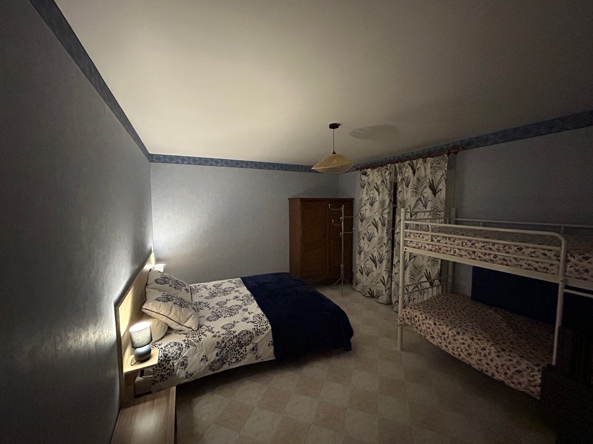 Chambre avec lit double et lit superposé