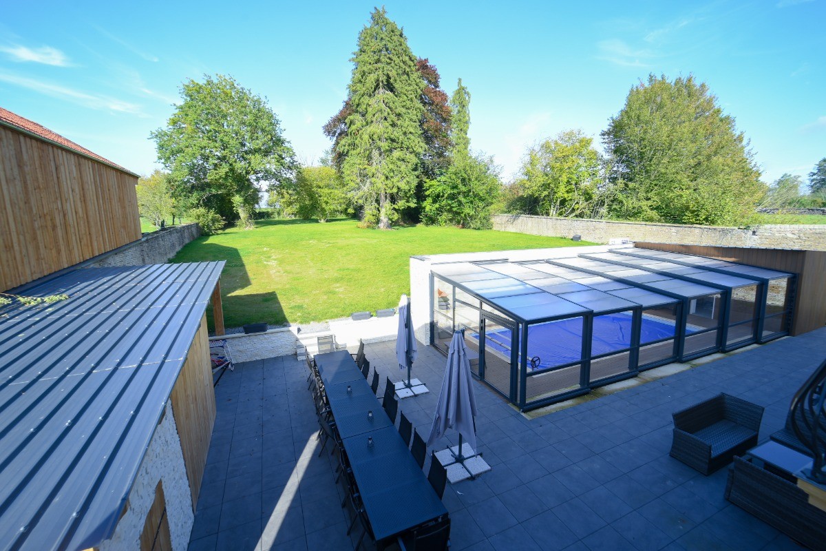 La terasse, la piscine abritée et chauffée et le grand jardin