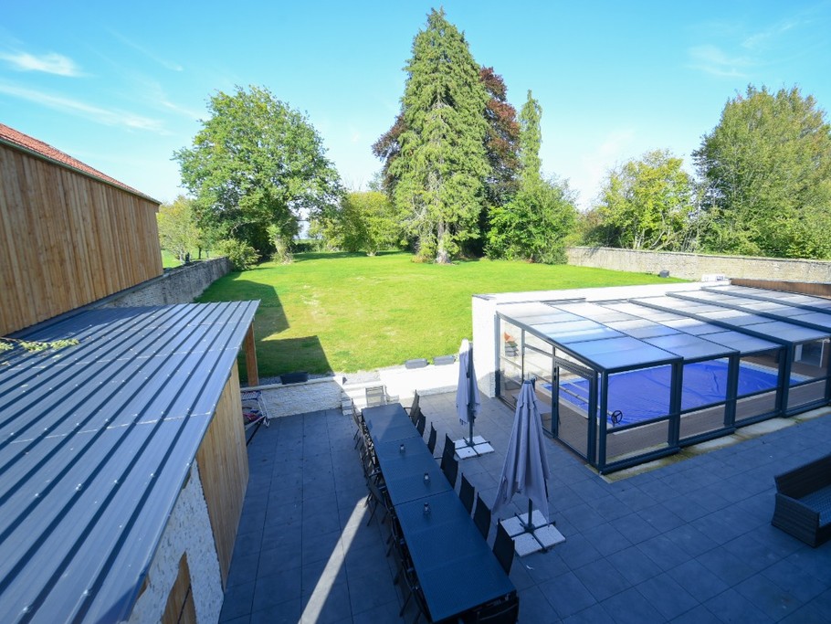 La terasse, la piscine abritée et chauffée et le grand jardin