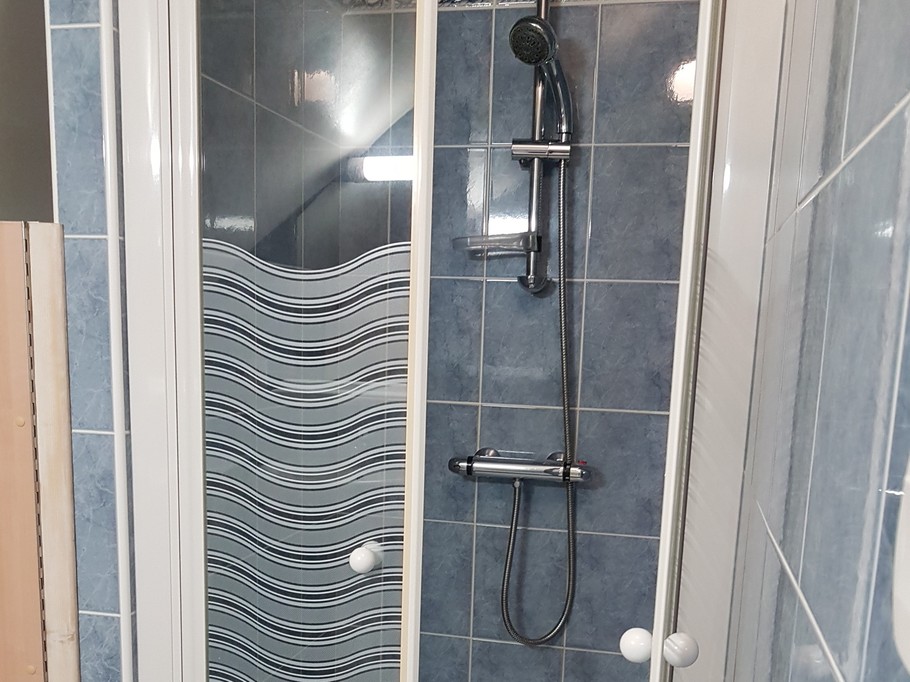 Shower room close to separate bedroom