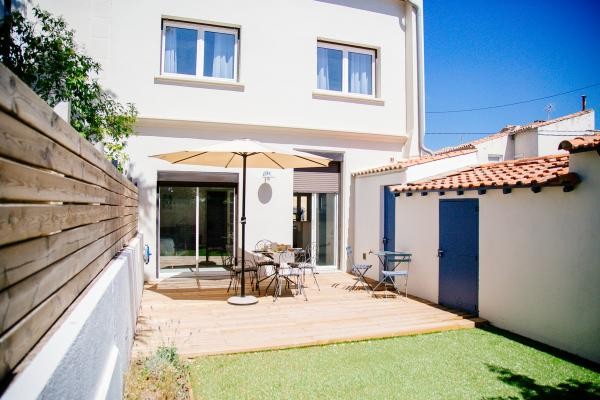 La façade vue du jardin