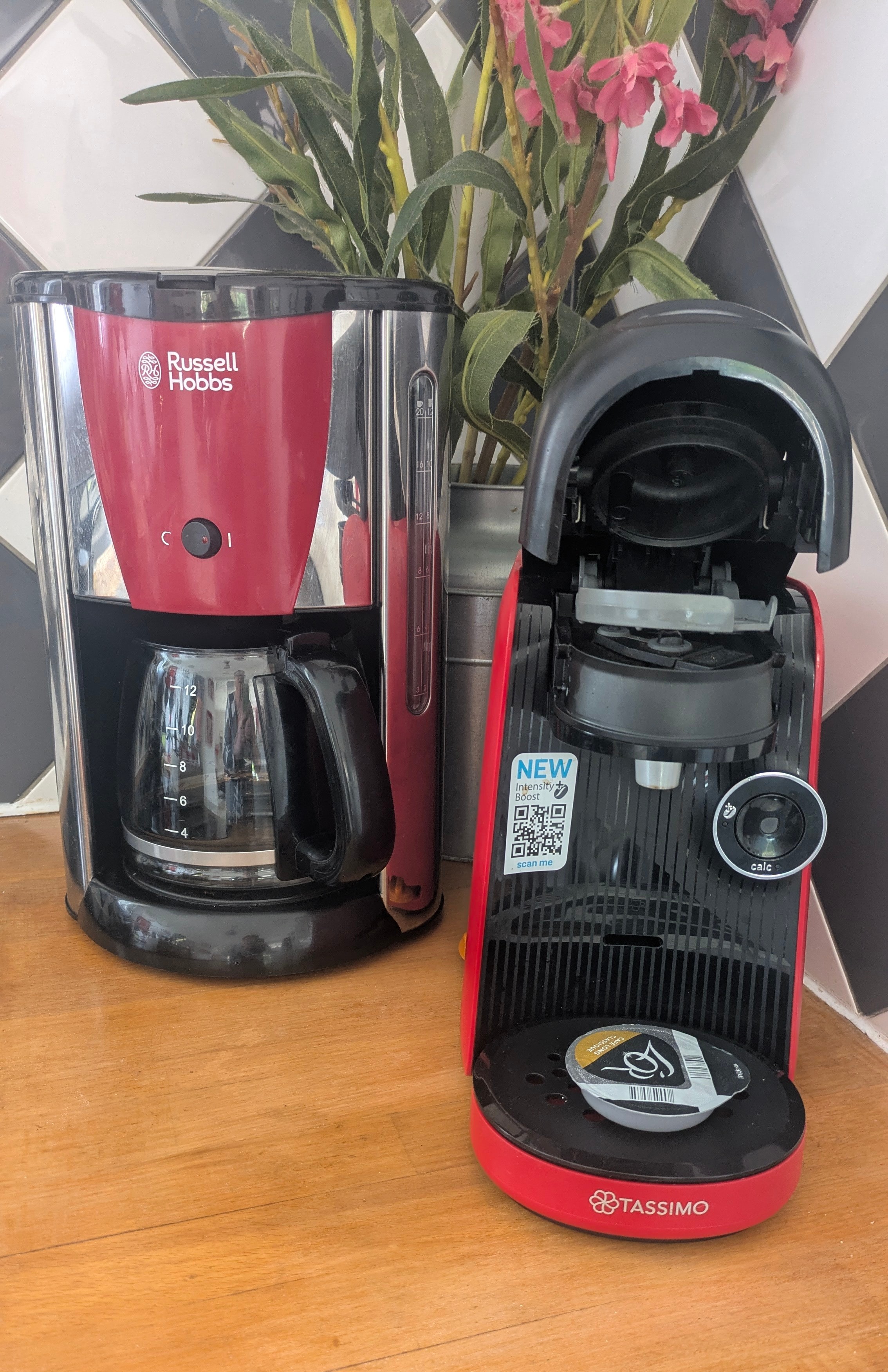 Cafetière filtre (filtres fournis) + cafetière à dosettes Tassimo