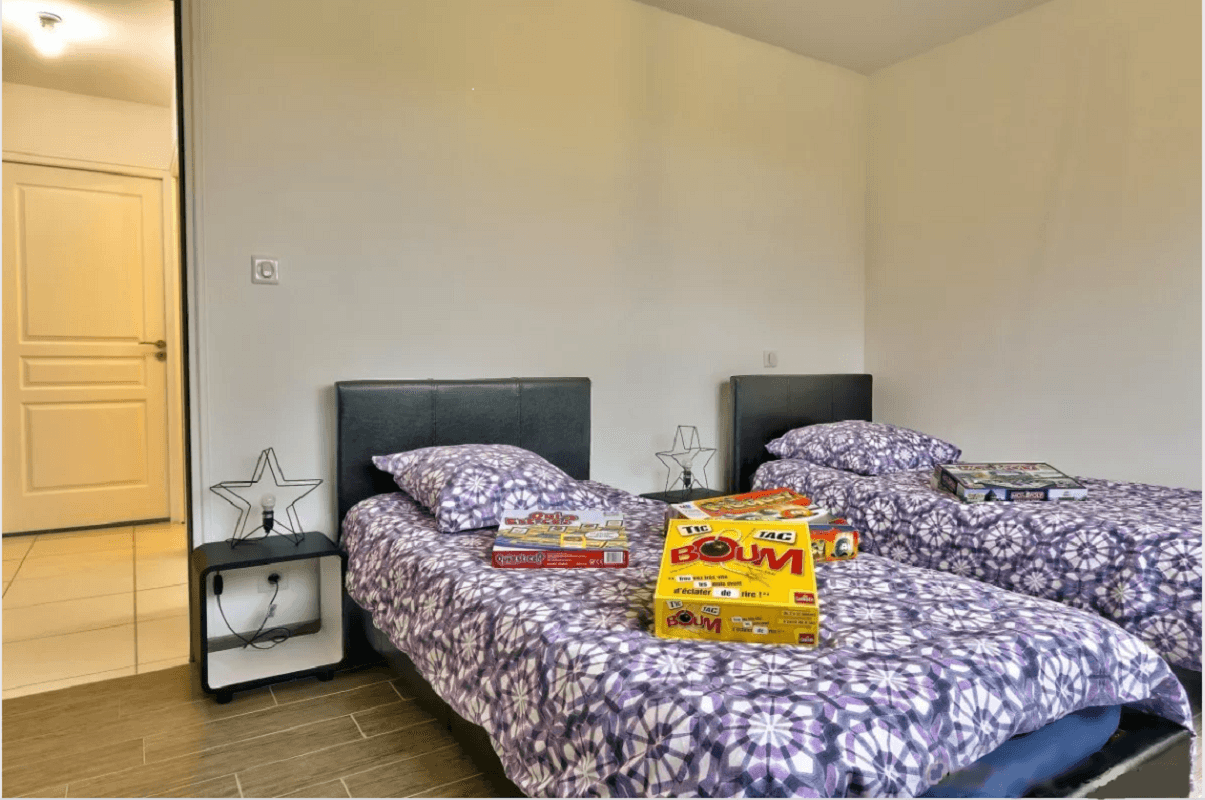 RDC: Chambre 4 avec 2 lits 90