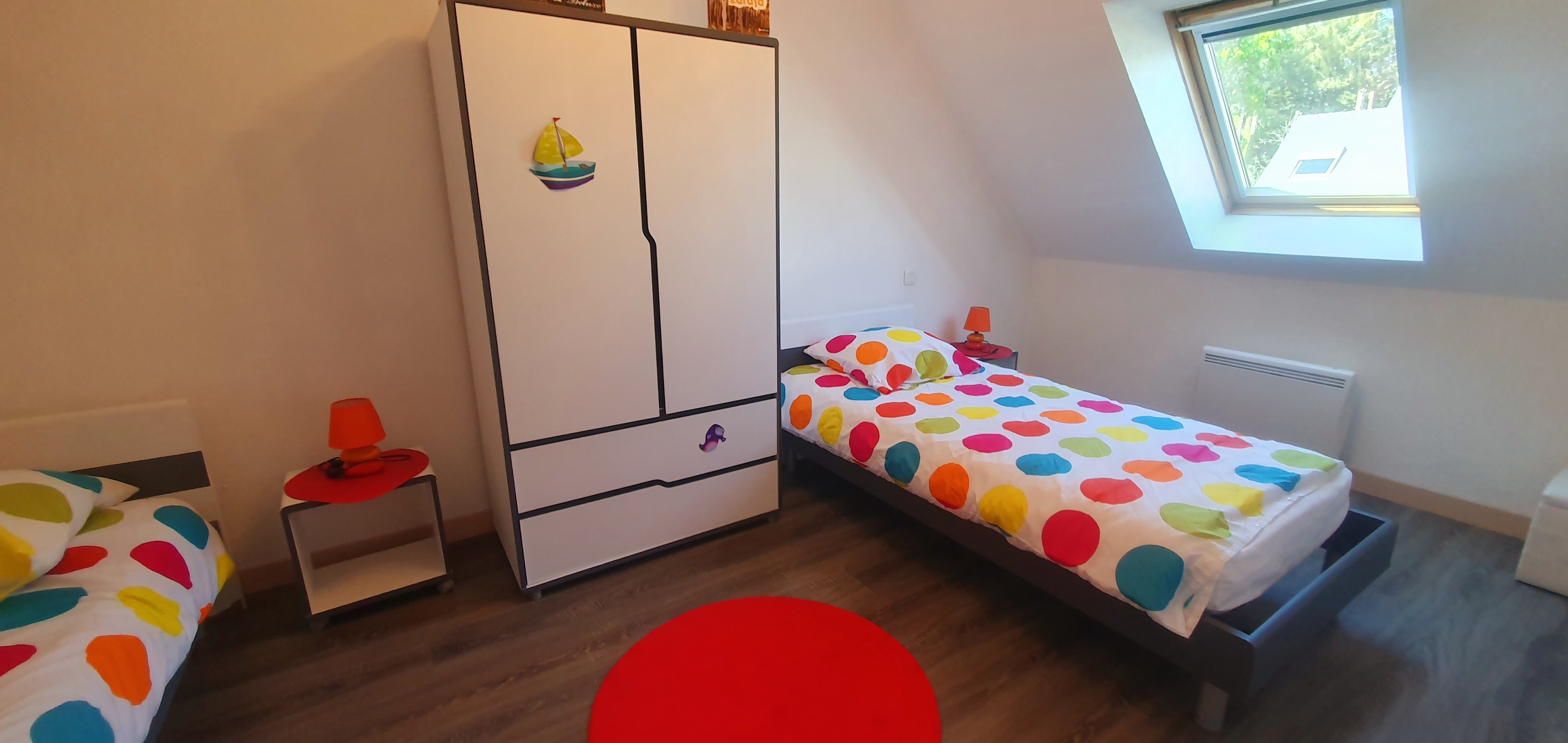 Room with 2 single beds