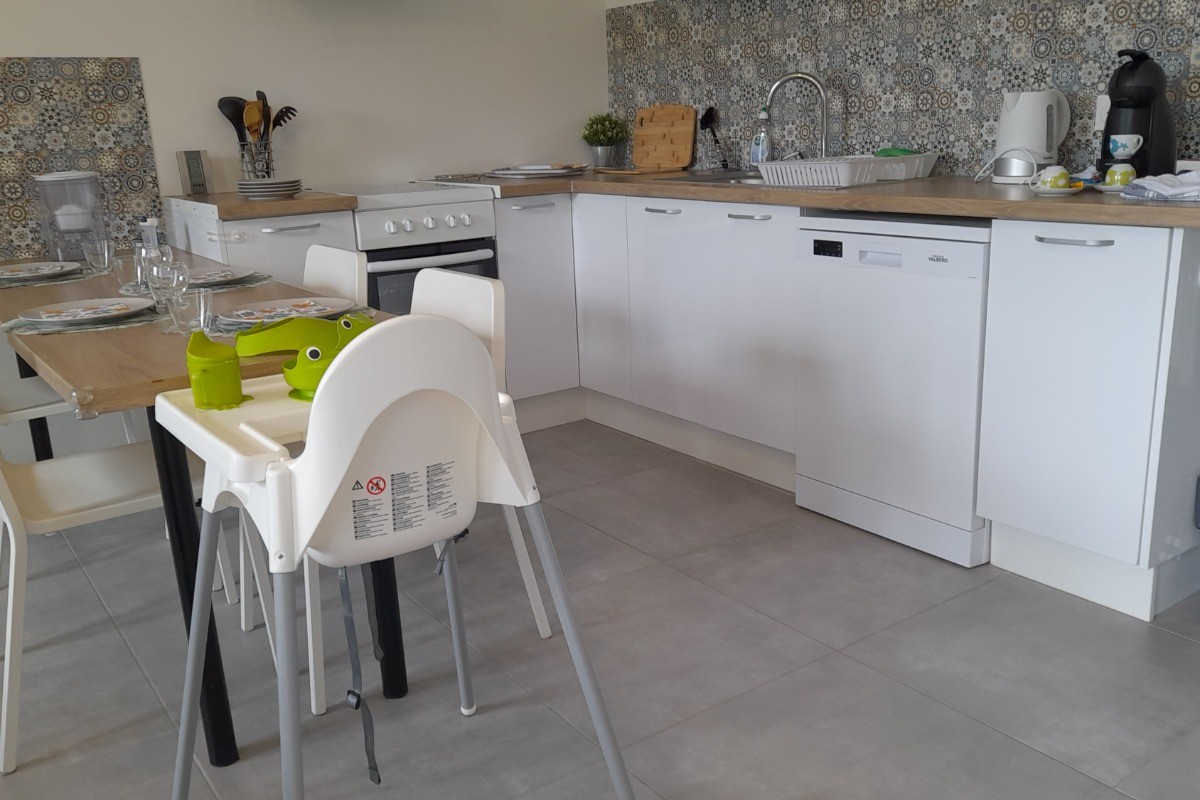Votre coin repas tout confort avec lave vaisselle, cafetière dosettes, bouilloire...