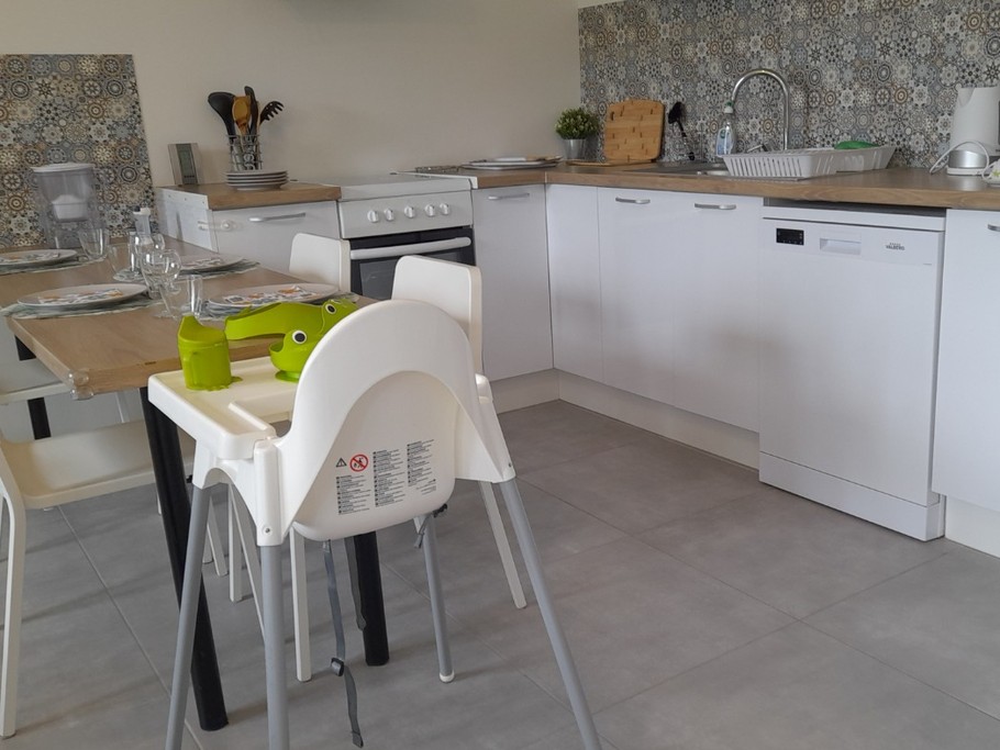 Votre coin repas tout confort avec lave vaisselle, cafetière dosettes, bouilloire...