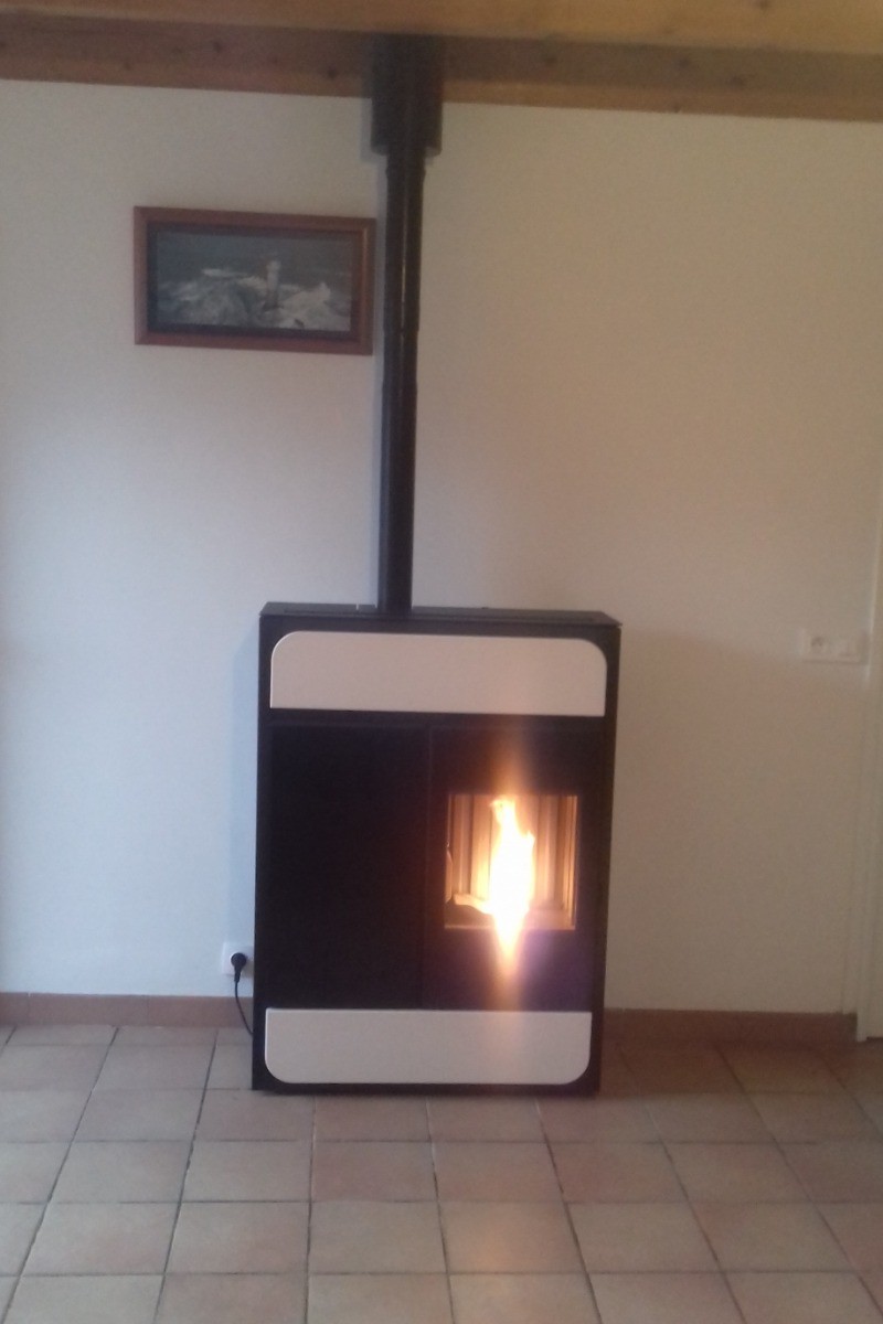 poêle a pelé de bois dans la cuisine