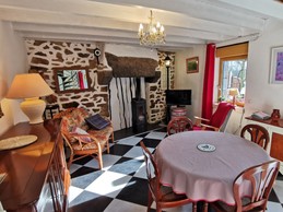 Pièce de vie lumineuse et spacieuse donnant sur terrasse