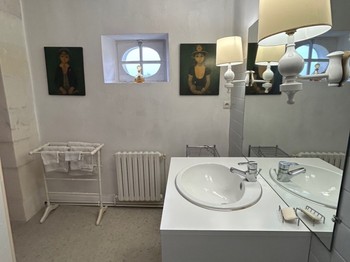 Salle d'eau privative avec toilettes de la Chambre Pierre-Isaac Gareshé au 1er étage