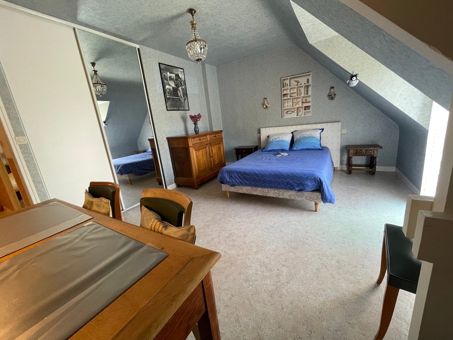 Chambre 3 pour 2 personnes à l'étage (lit 140cm) avec bureau