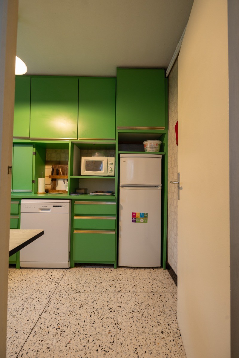 belle cuisine équipée avec frigo congélateur