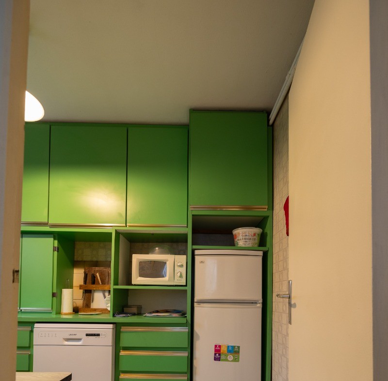 belle cuisine équipée avec frigo congélateur