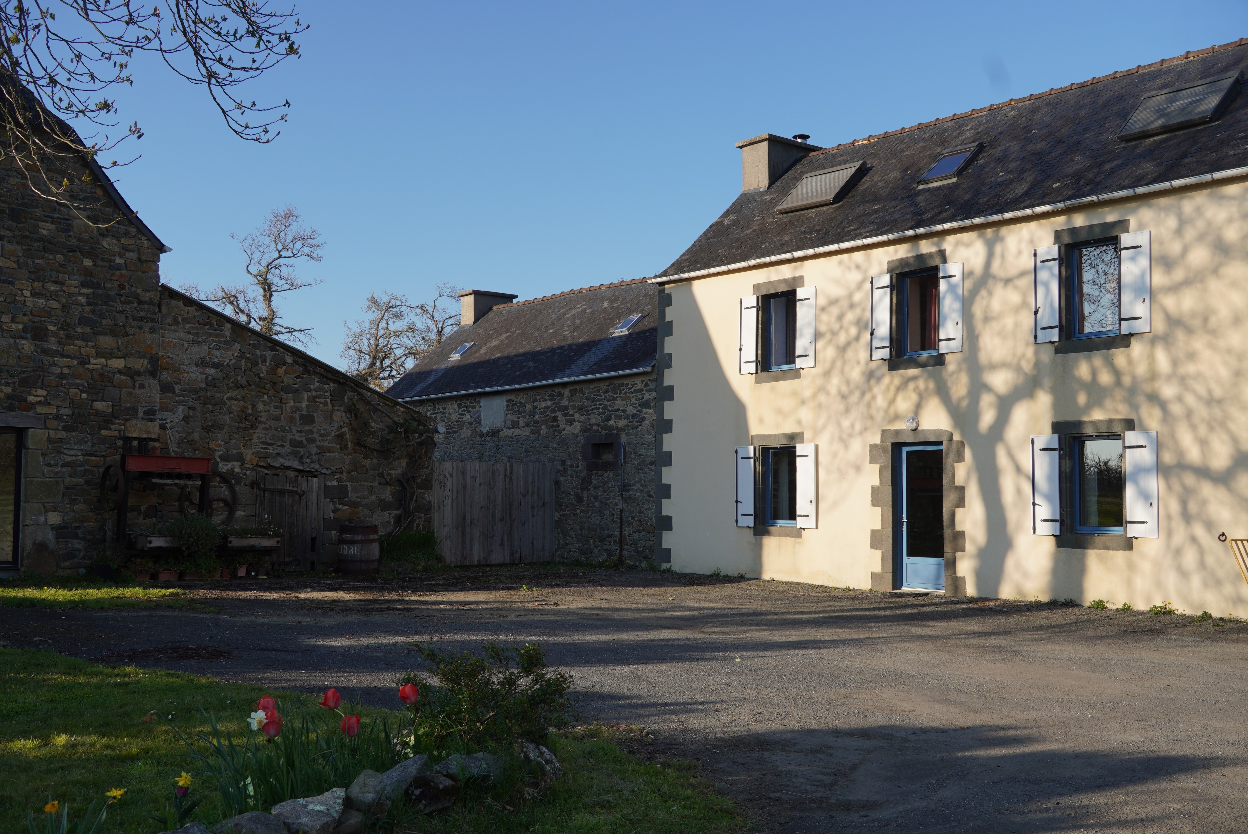 vue coté cour et parking