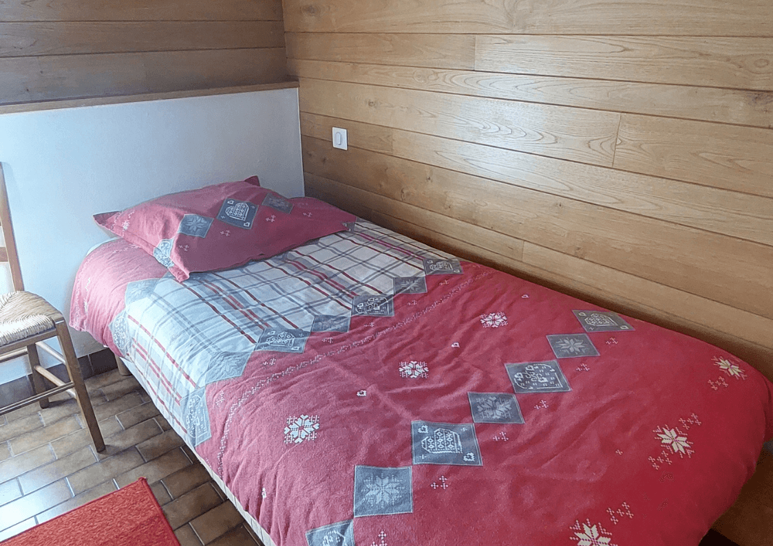 Lit d’appoint confortable dans le salon, idéal pour une quatrième personne.