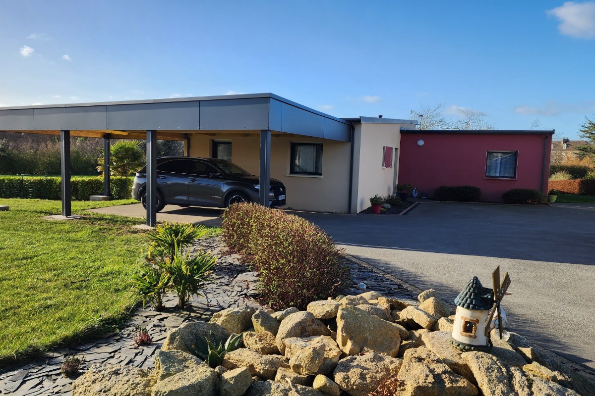 Le carport et la cour pour garer vos voitures