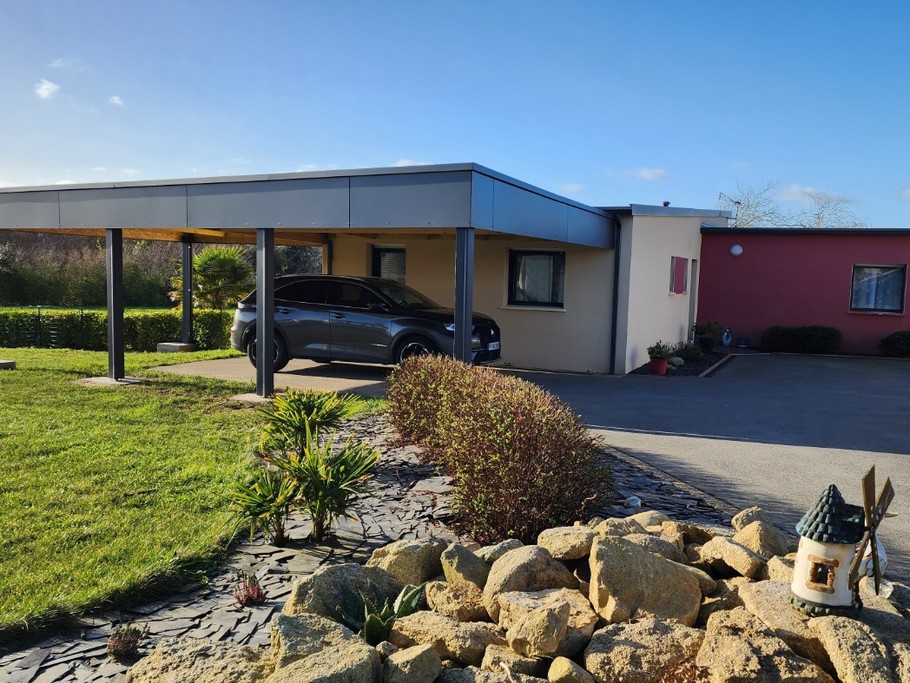 Le carport et la cour pour garer vos voitures