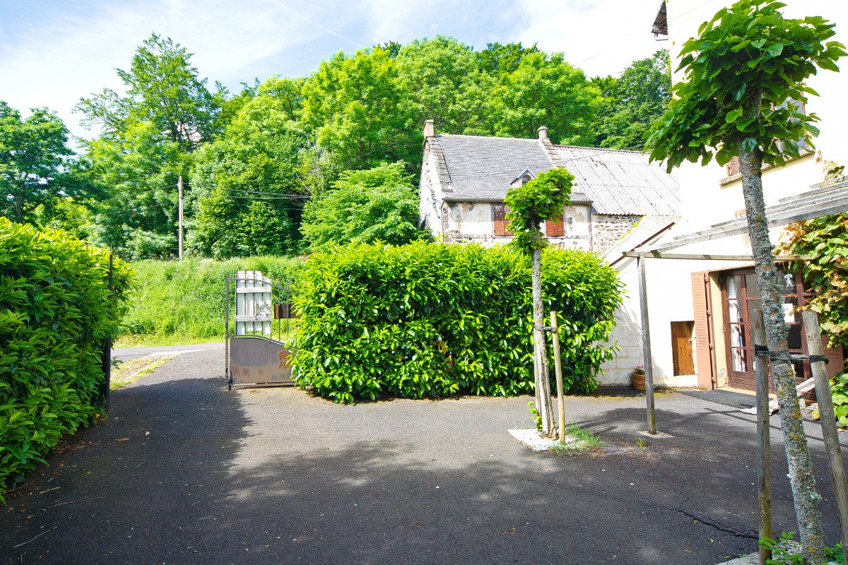Jardin clos avec piscine