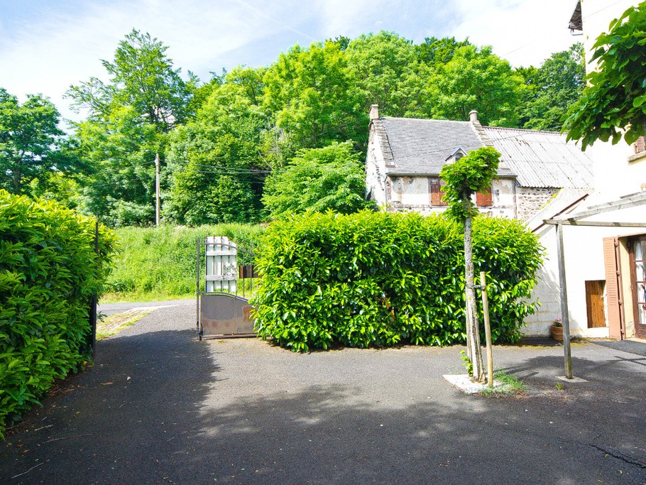 Jardin clos avec piscine