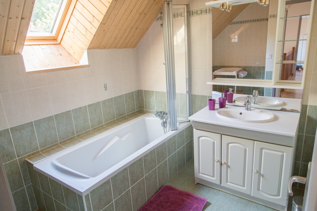 Salle de bain avec sèche serviette et table à langer
