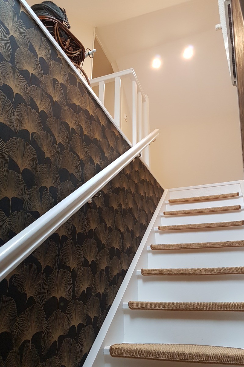 Escalier menant au 2 étages où se trouvent les chambres et salle du petit-déjeuner.