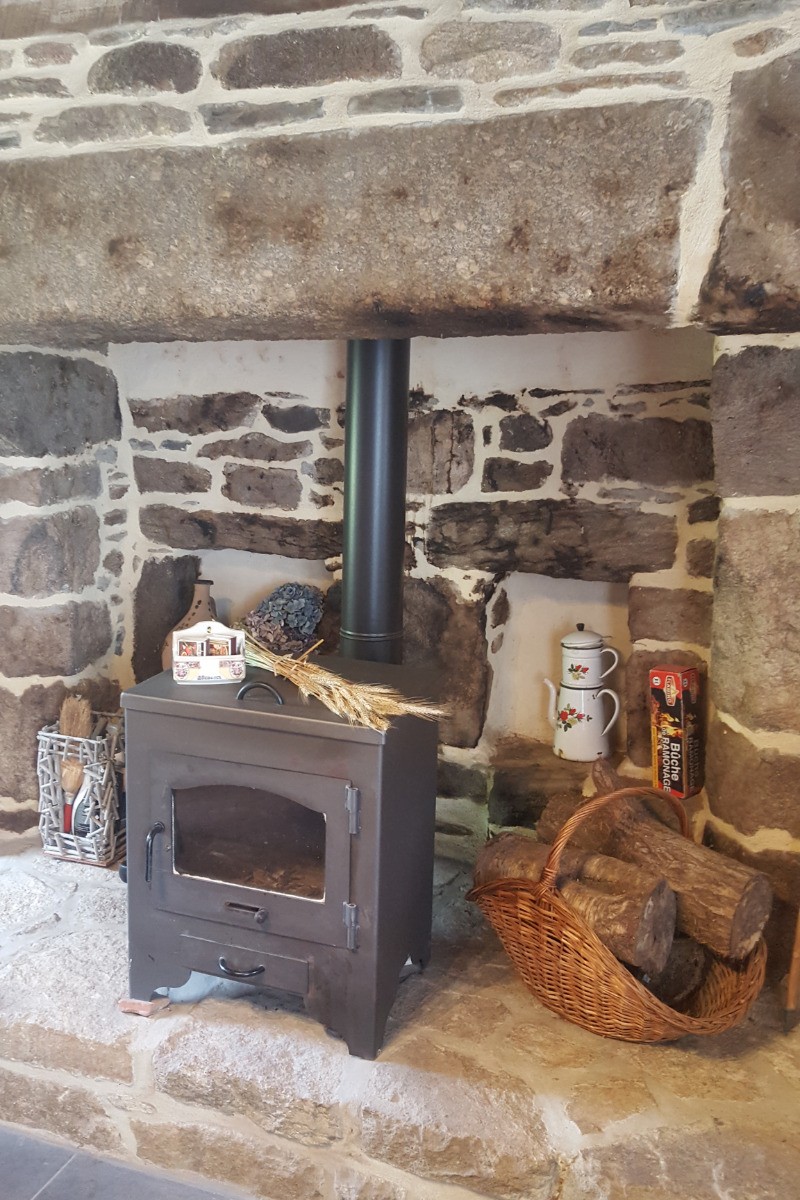 Maison, location Clévacances Bourbriac (Côtes d'Armor, Bretagne) - -Espace salon avec poele à bois