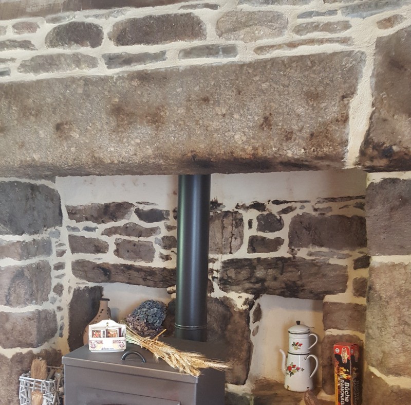 Maison, location Clévacances Bourbriac (Côtes d'Armor, Bretagne) - -Espace salon avec poele à bois